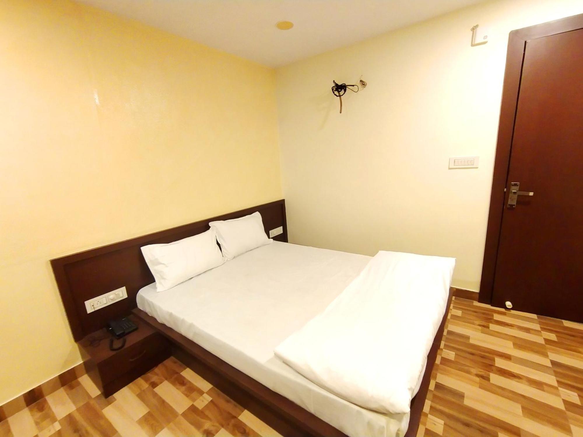 Raj Hotel *